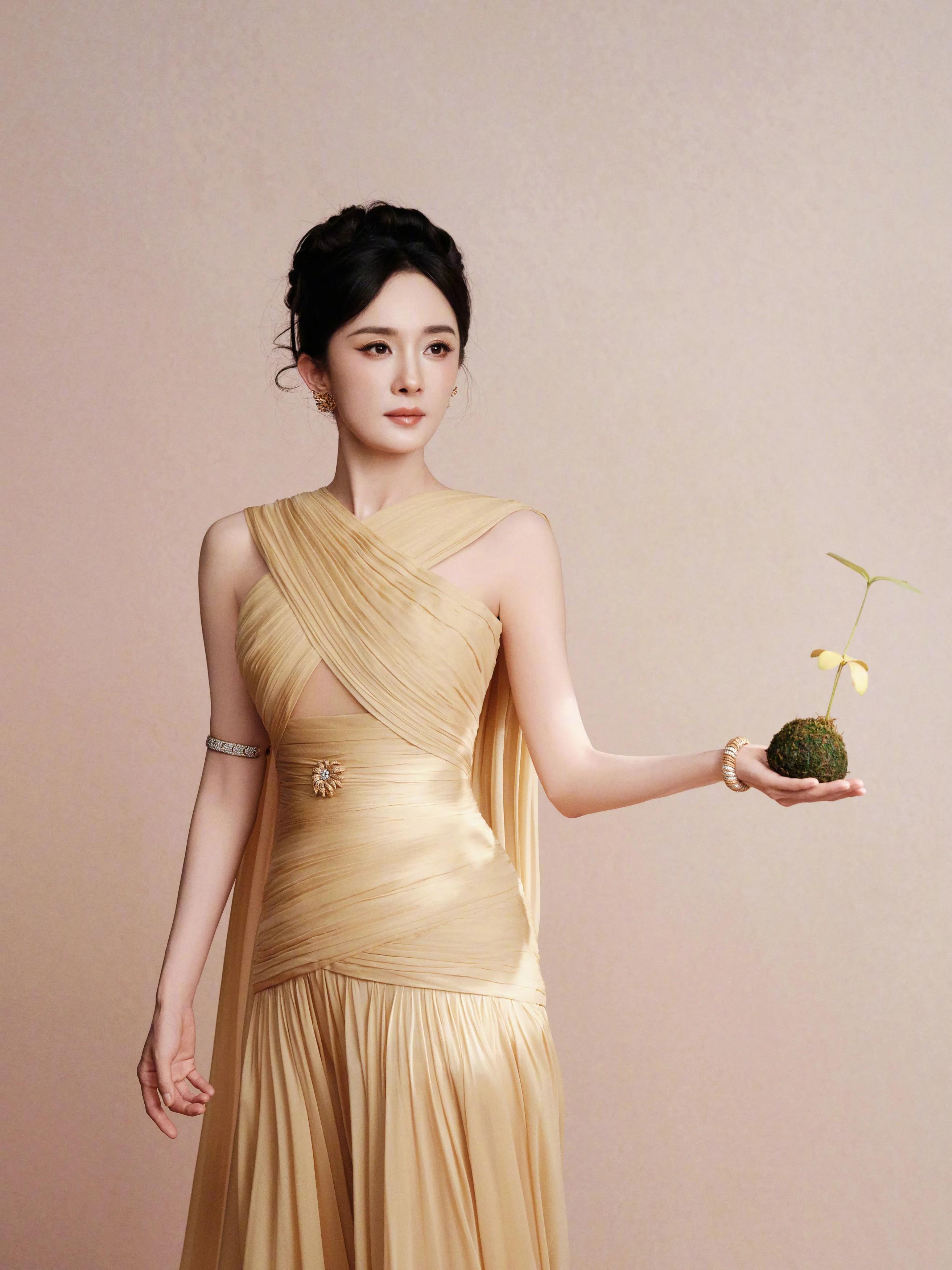 尖叫之夜大幂幂手握奖杯魅力四射！