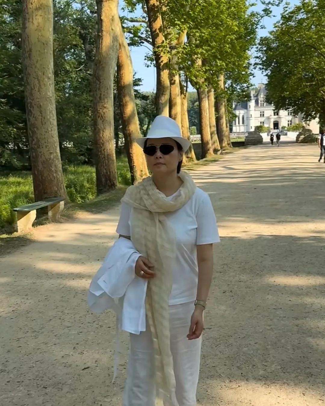 女演员《袁立》在法国街边趴椅子晒后背 过着自由自在的生活