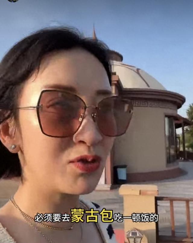 54岁港姐随内蒙古丈夫回老家，首次在蒙古包吃饭，丈夫大跳蒙古舞