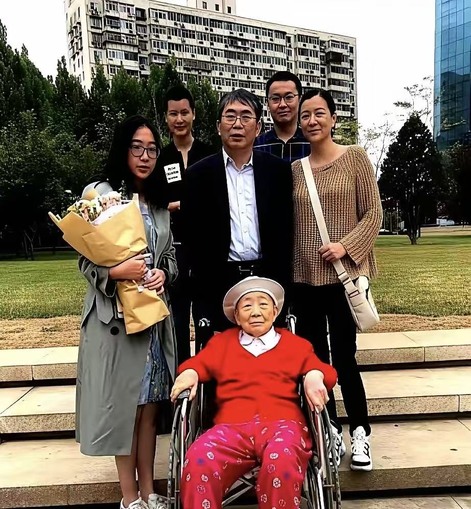 兰莉娅现身聂卫平追悼会！姐夫率女婿送花圈，女儿鞠躬致谢所有人