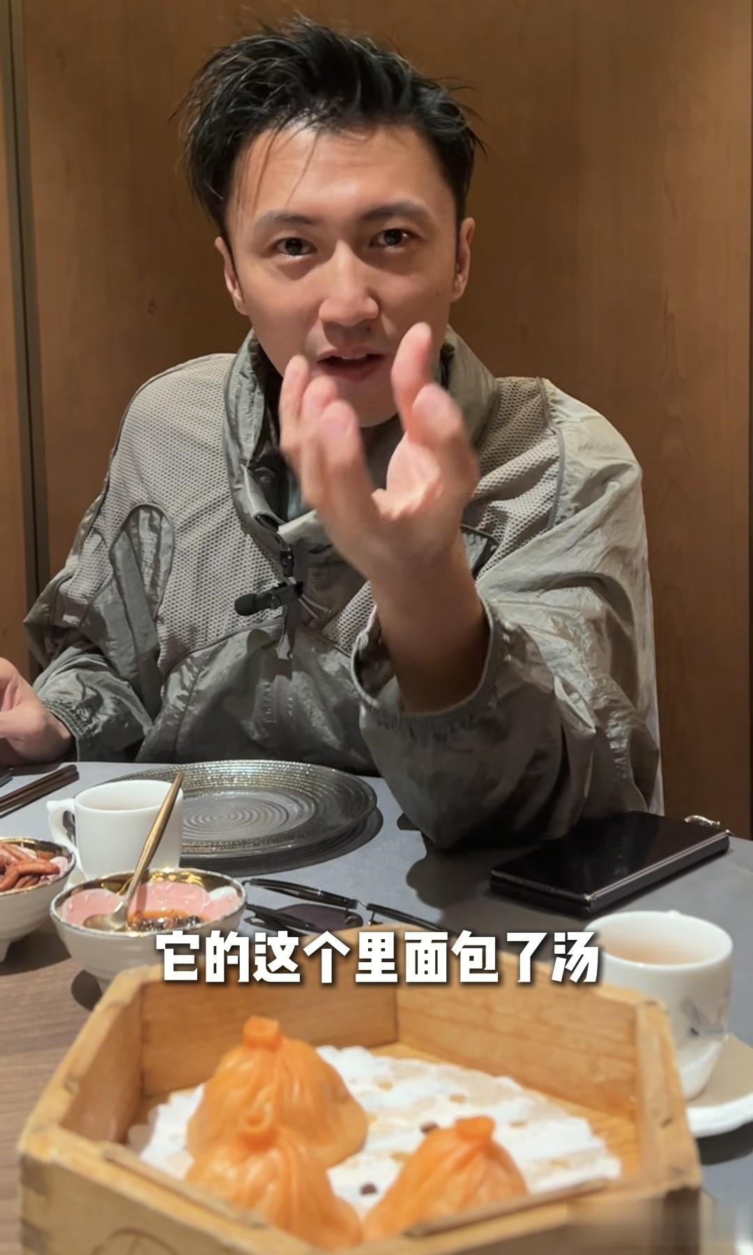 谢霆锋带父母探店，谢贤狄波拉罕见同框，年龄越大反而越重视亲情