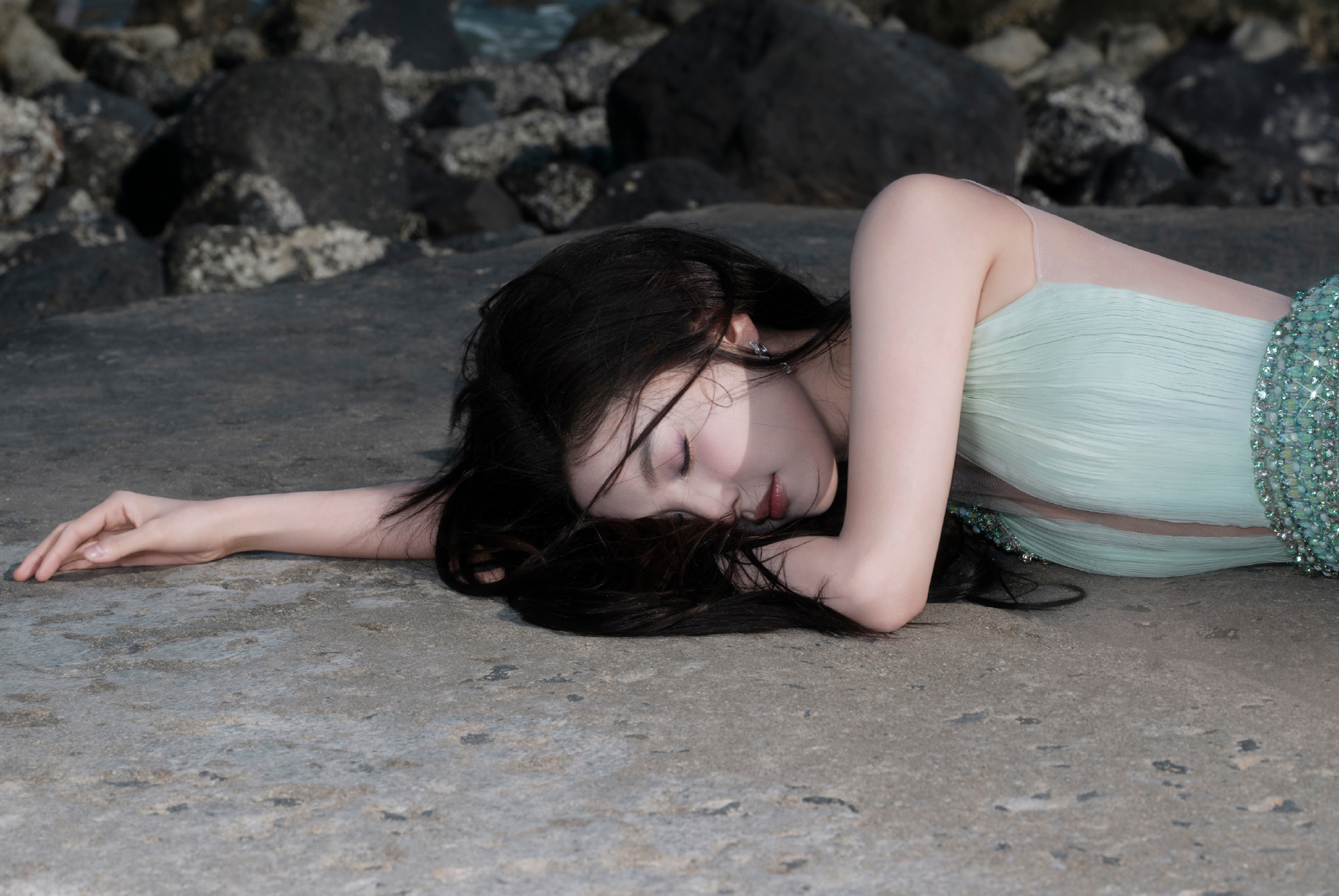 章若楠浅绿深V礼裙