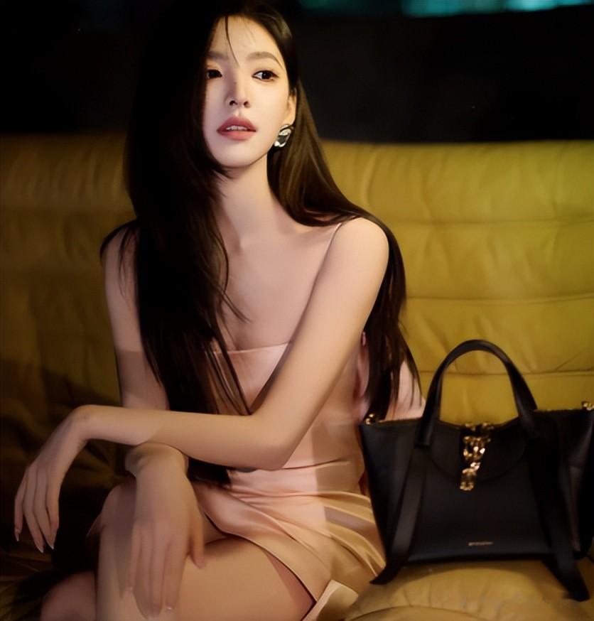 上海纪梵希酒会上：30岁章若楠大浓妆亮相，网红挨个合照险被艳压