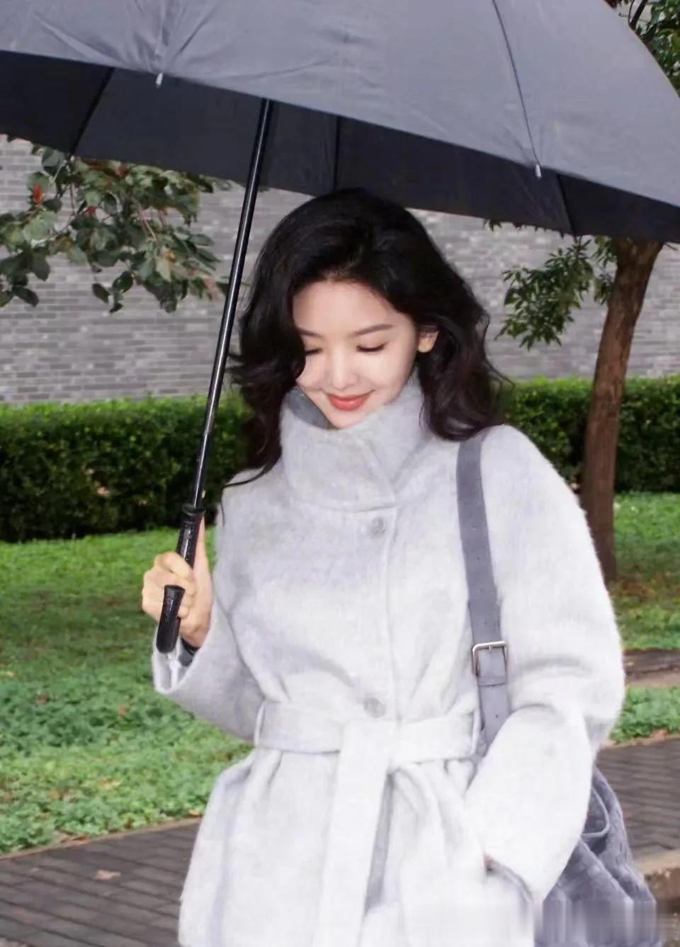 章若楠私服穿搭真简约！灰色立领短大衣+白色直筒裤，高级又大气