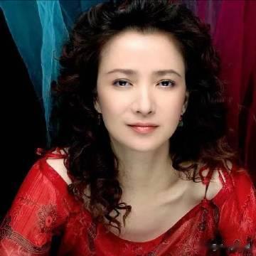 别再夸赞许亚军了，何晴闺蜜曝许何离家原因，他的沉默早有预兆