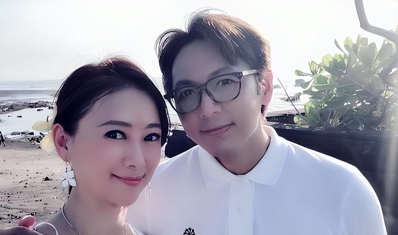 一婚嫁美国富豪被扫地出门，现二婚丈夫带娃和她分居，她却很幸福