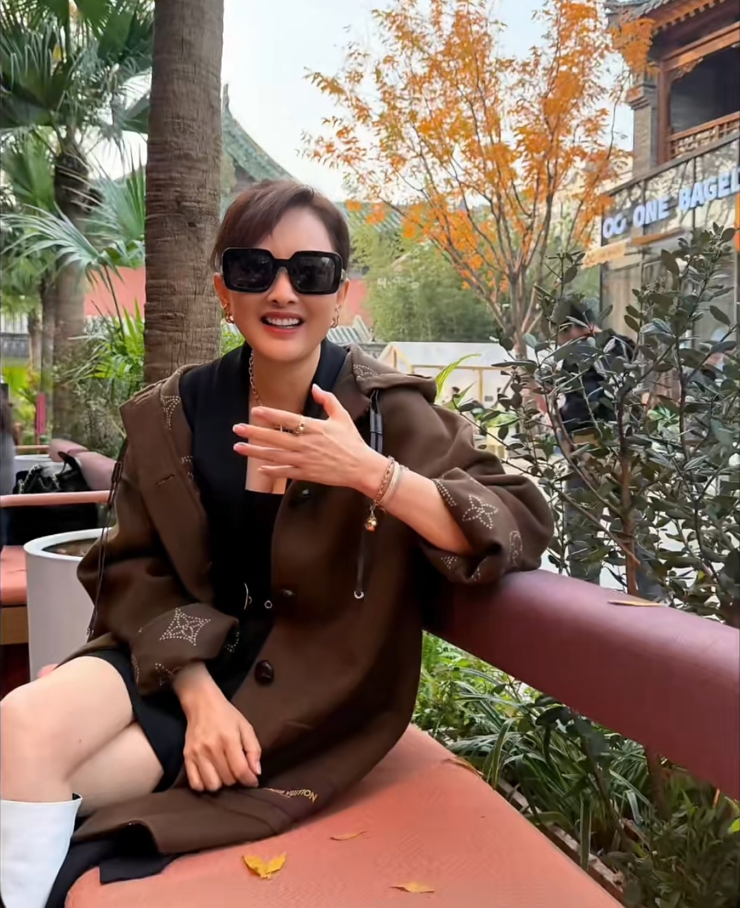 53岁牛莉近照,穿四万大衣身材火辣如30岁 富商老公给她花钱不手软