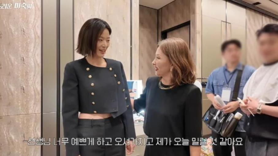 全智贤调皮调侃前辈李美淑：“今天我要被比下去了！”