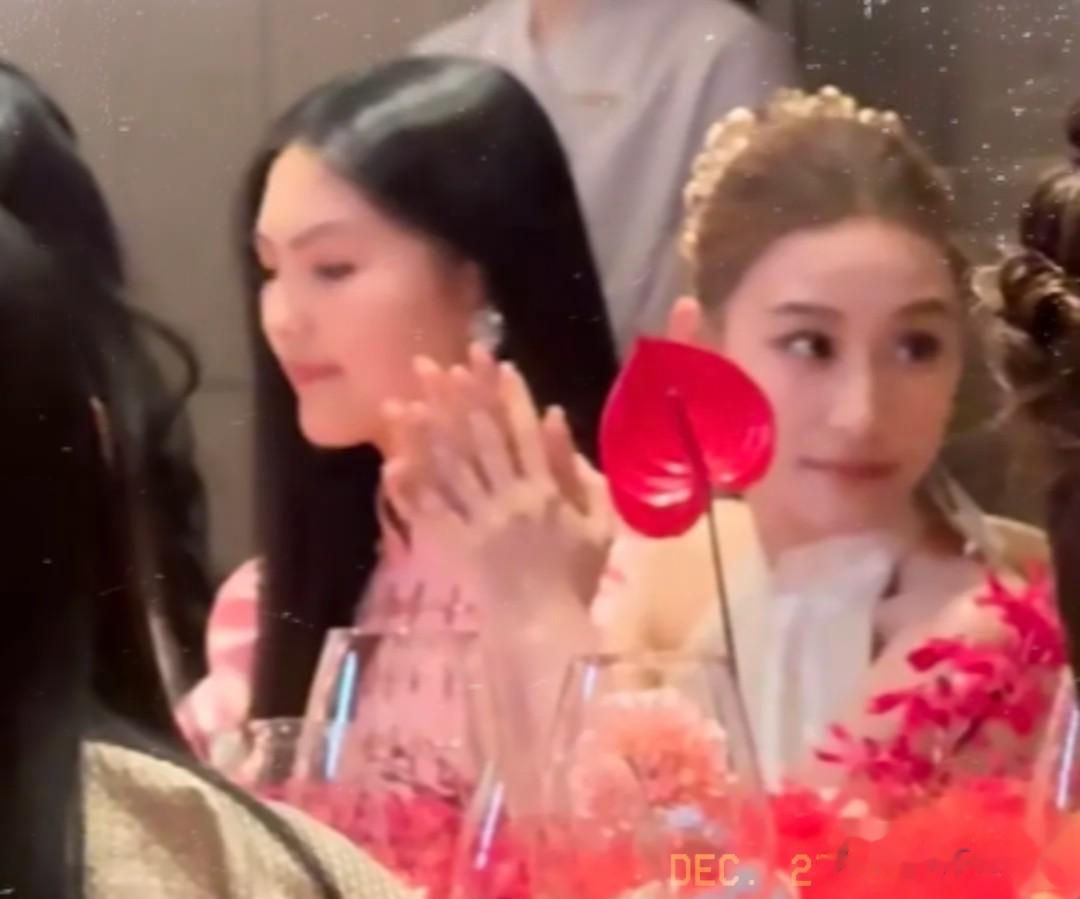 王诗龄参加高端局，与众多名媛同台稳站C，李湘台下看女儿很欣慰