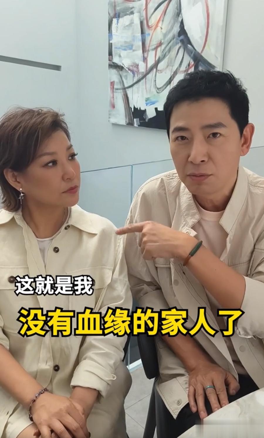 58岁李静飞清迈陪戴军过春节,两个人手牵手散步,相处更像夫妻