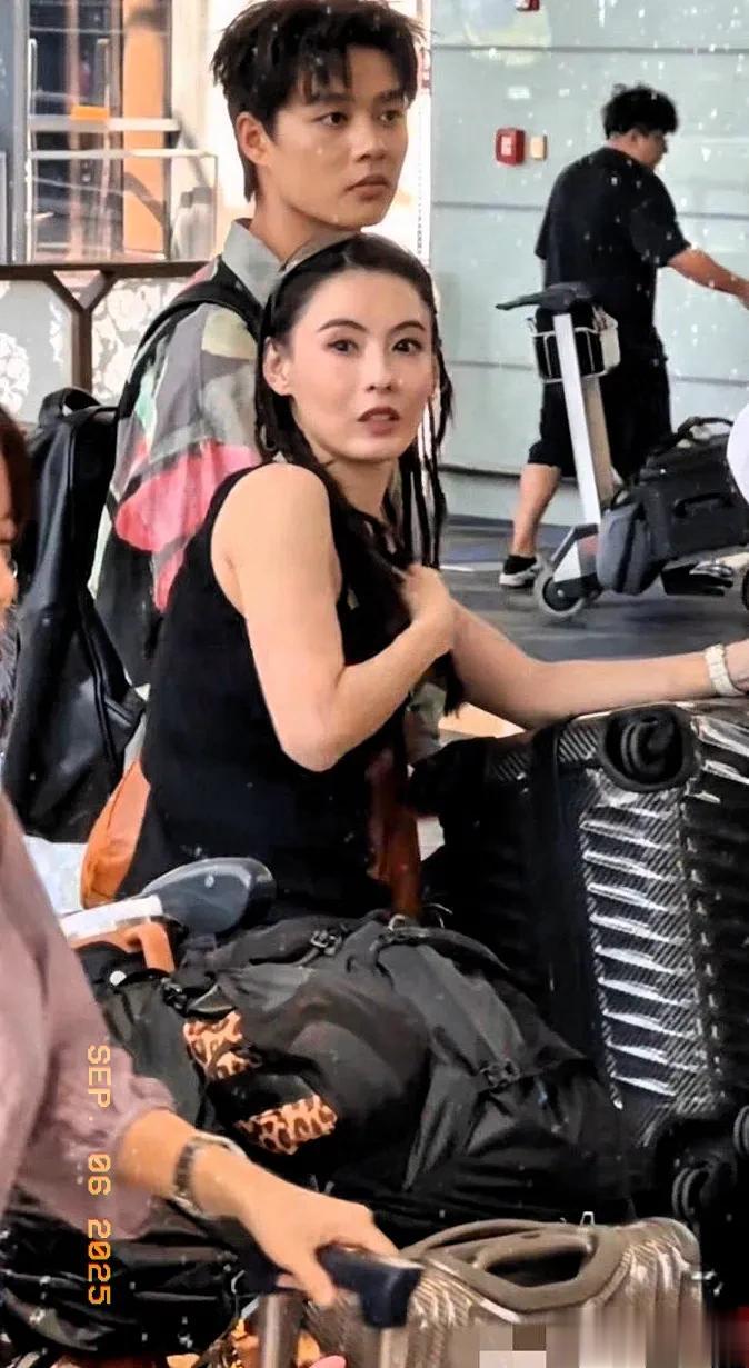 张柏芝现身上海虹桥机场梳着脏辫拿着十多个包化身大力士令人佩服