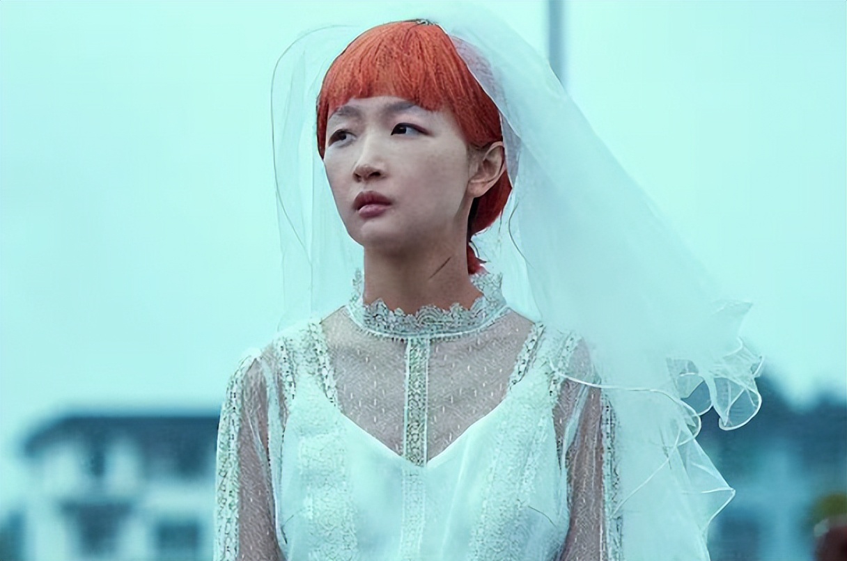 张艺谋也没想到，33岁“争议缠身”的周冬雨，竟走上一条上坡路