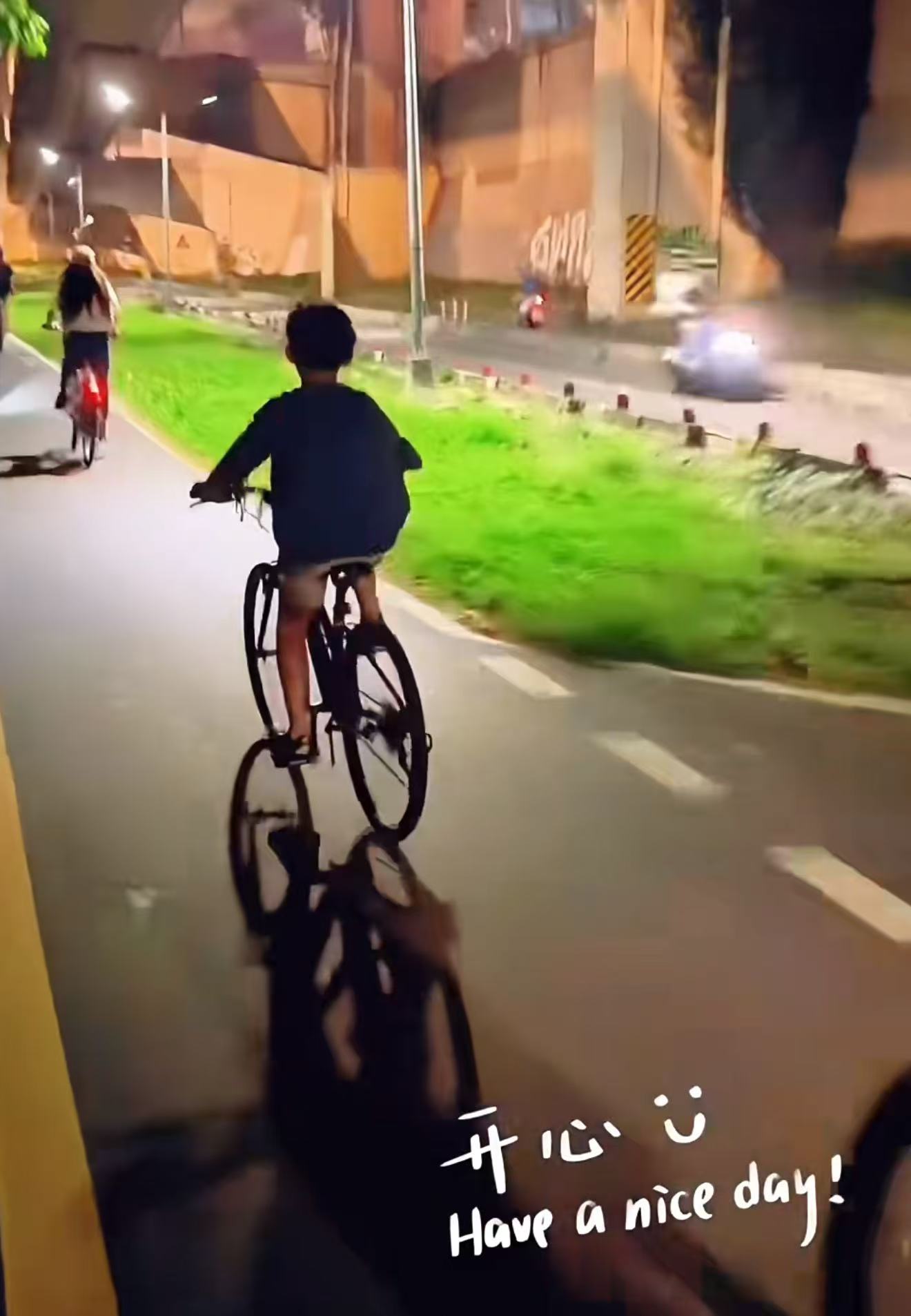 汪小菲一家四口骑自行车！小玥儿和后妈打闹很开朗，越长越像大S