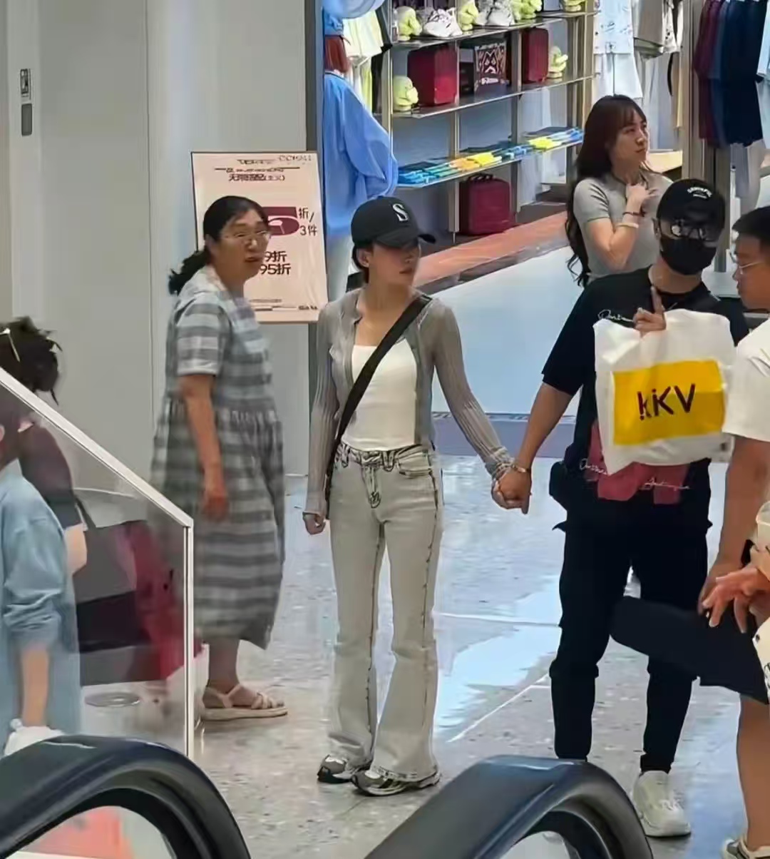 汪峰女友森林北日本逛药店，无P照暴露真实身材，网友：这才是她！