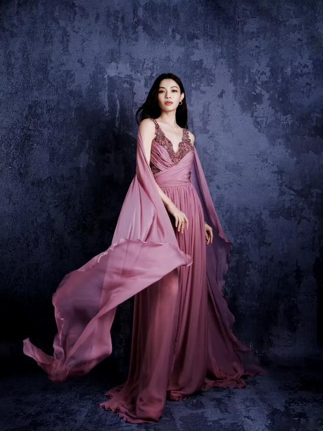 钟楚曦微博之夜造型太吸睛了，美不胜收