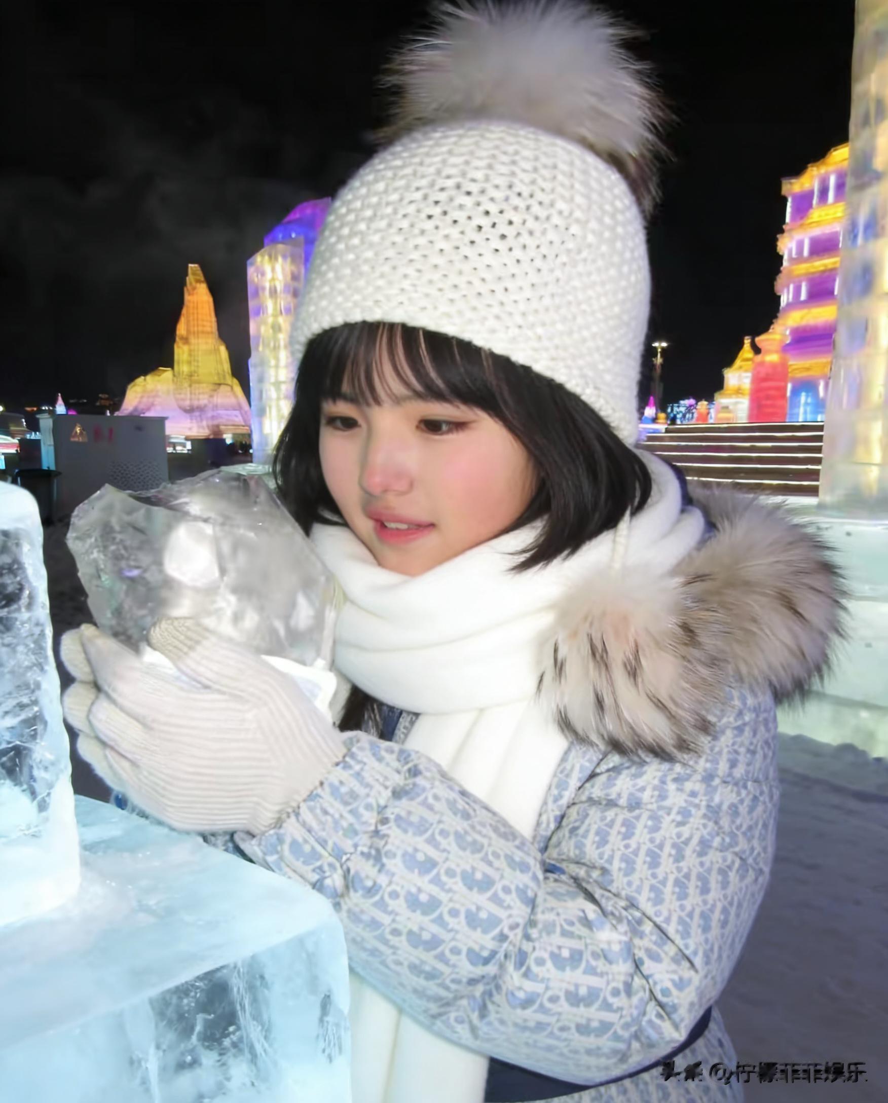 王诗龄打卡哈尔滨冰雪大世界，穿迪奥束腰棉服，捧着冰块好可爱
