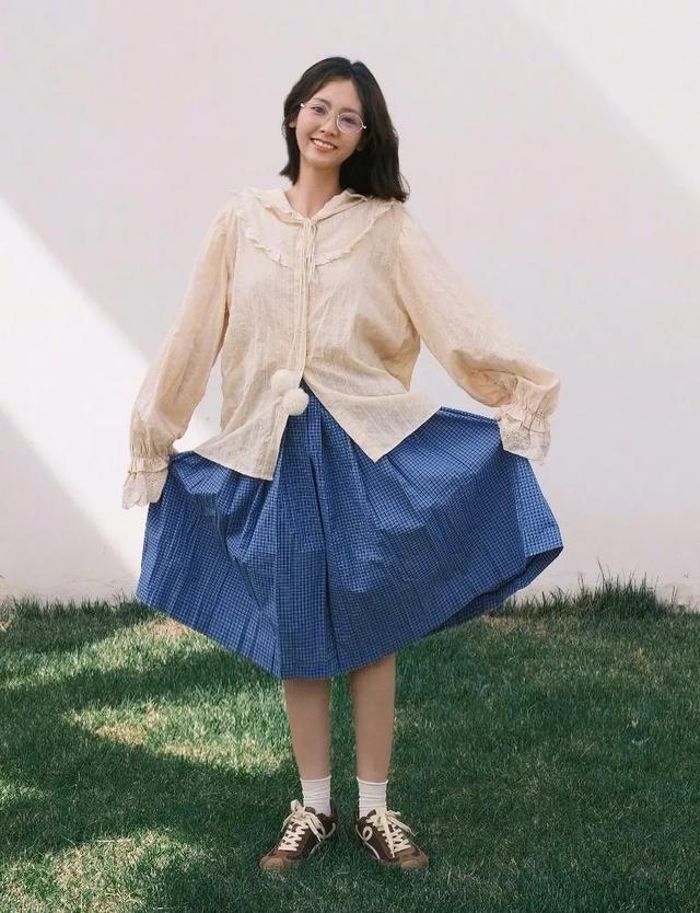 演员邢菲直接瘦成电线杆了:看看她的双腿,目测体重也就80斤吧