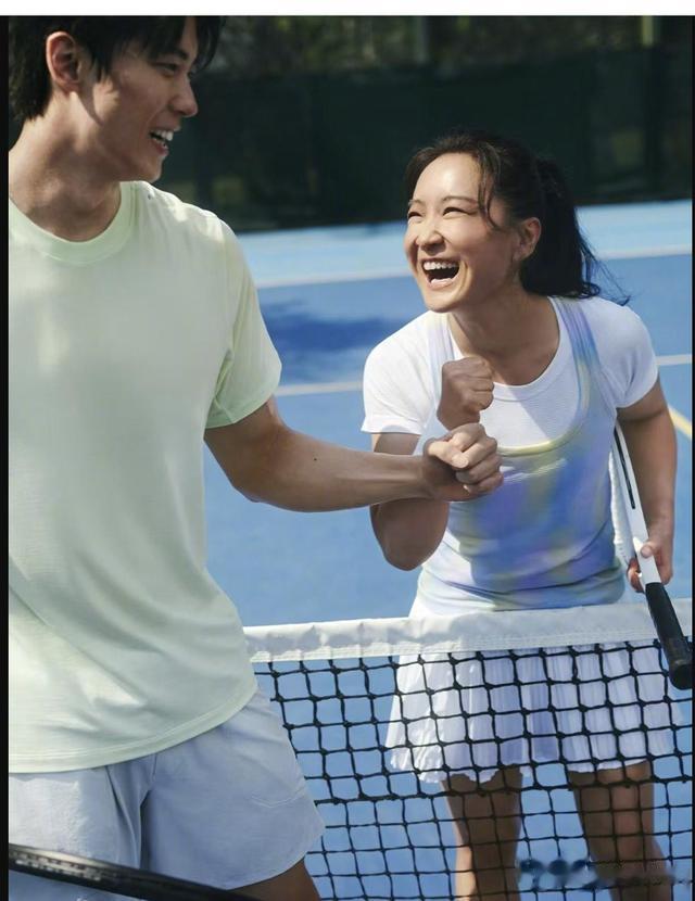 43岁贾玲新照刷屏！网球裙配肌肉腿帅炸了，笑出褶子美上热搜！