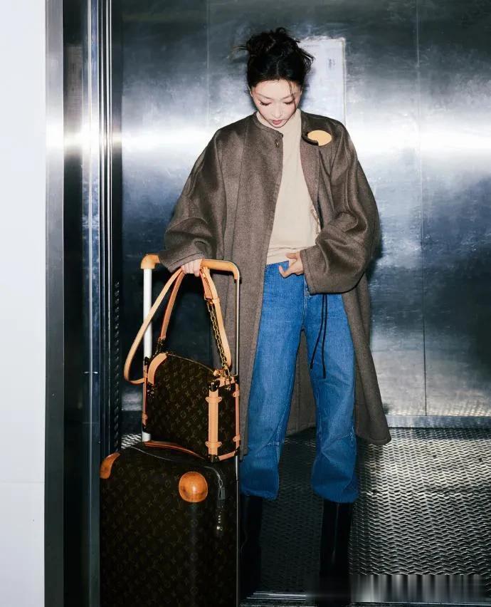 周冬雨换风格后气质大变!穿阔版大衣+毛衣+牛仔裤,时髦又洋气!