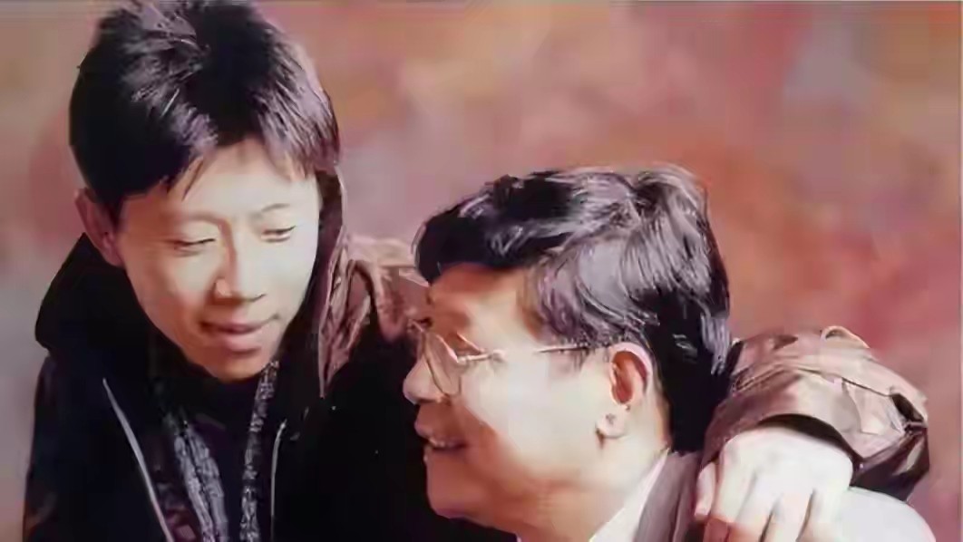 他结婚没有邀请父亲，婚后与母亲明算账，妻子袁泉的做法让人感动