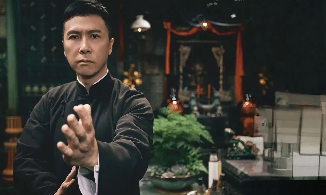 亏了1.9亿,甄子丹不甘心,带来两部新片火力全开,再救港片一把