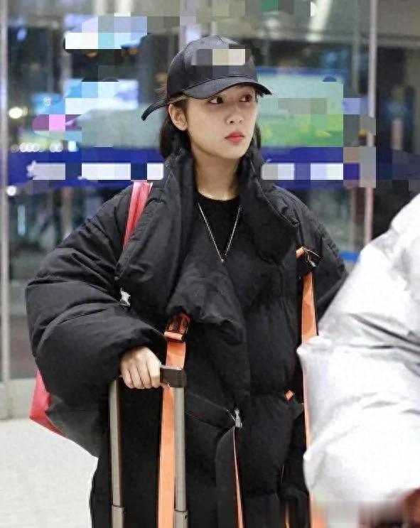 杨紫越来越会穿！长款羽绒服+黑色打底衫+红色运动裤，时髦又高级
