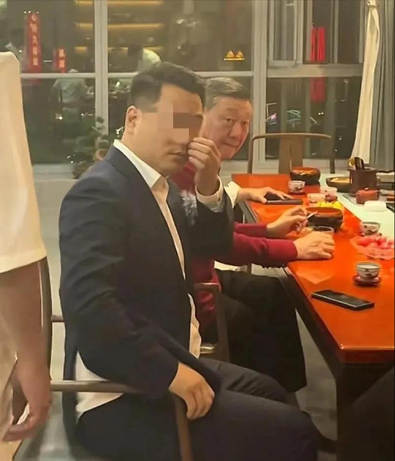 韩磊风波后首露面，翘着二郎腿抽着烟很惬意！好心情完全不受影响