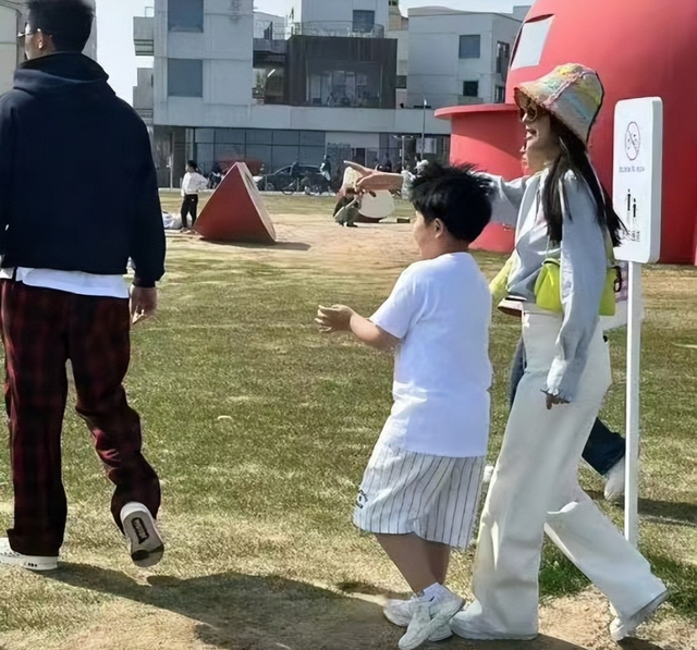 陈思诚高云翔没想到，孩子们在前妻的带领下，已开始为自己争光了