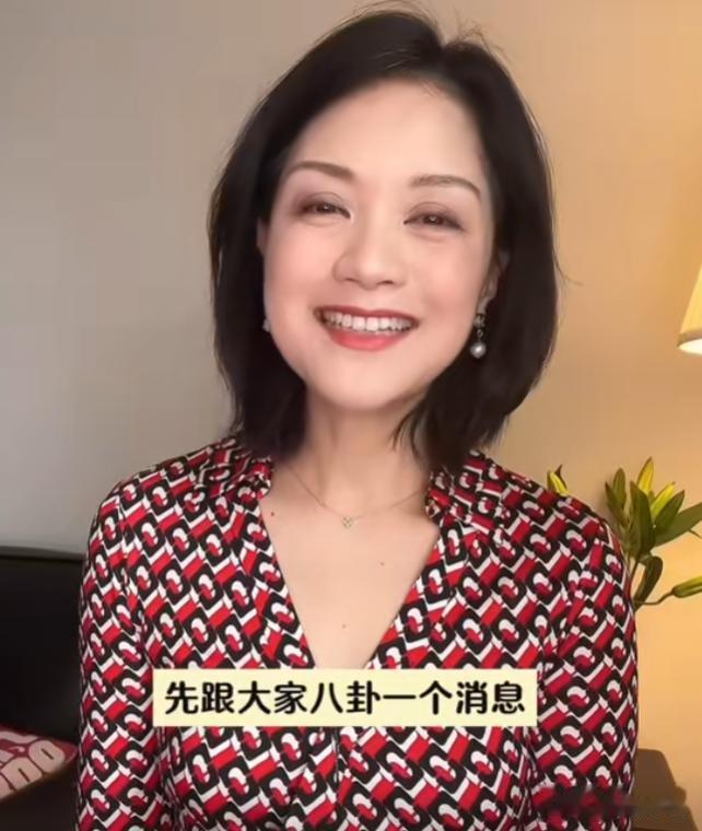 她是上海知名主持，选美冠军出身，52岁风韵犹存，俩女儿让她骄傲