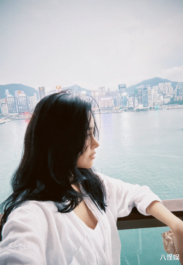 杨采钰晒照,大肚子不见了,脸部略有疲惫和浮肿,一看就是刚生完