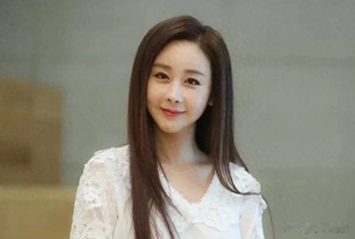 韩国女星嫁小18岁中国男子，离婚两年后仍一起生活，坦言：戒不掉