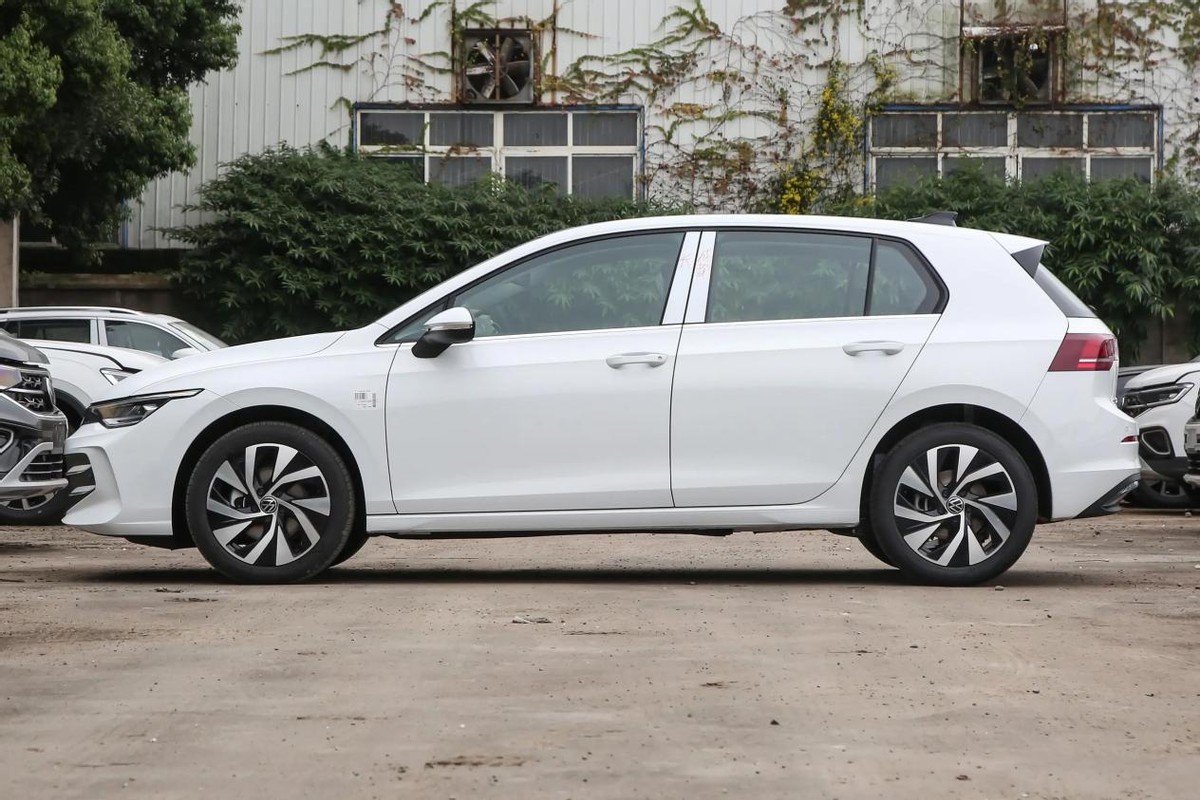 新款大众高尔夫上市,1.5T售12.99万起,低配无倒车影像+织物座椅