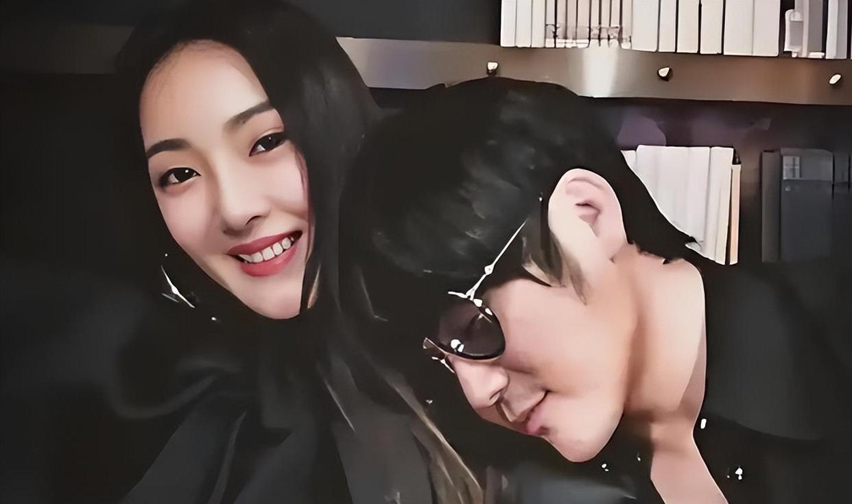 46岁曹格演唱会“尺度大”,与女粉丝十指紧扣、还亲吻合影引争议