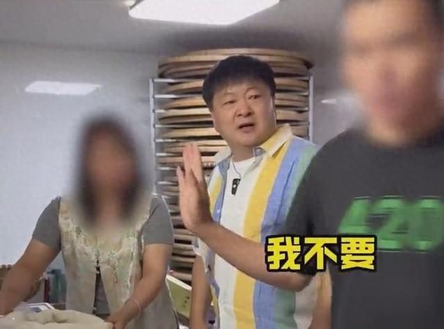 “老戏骨”洪剑涛喝茶被怼后续:老板身份曝光,怪不得如此嚣张