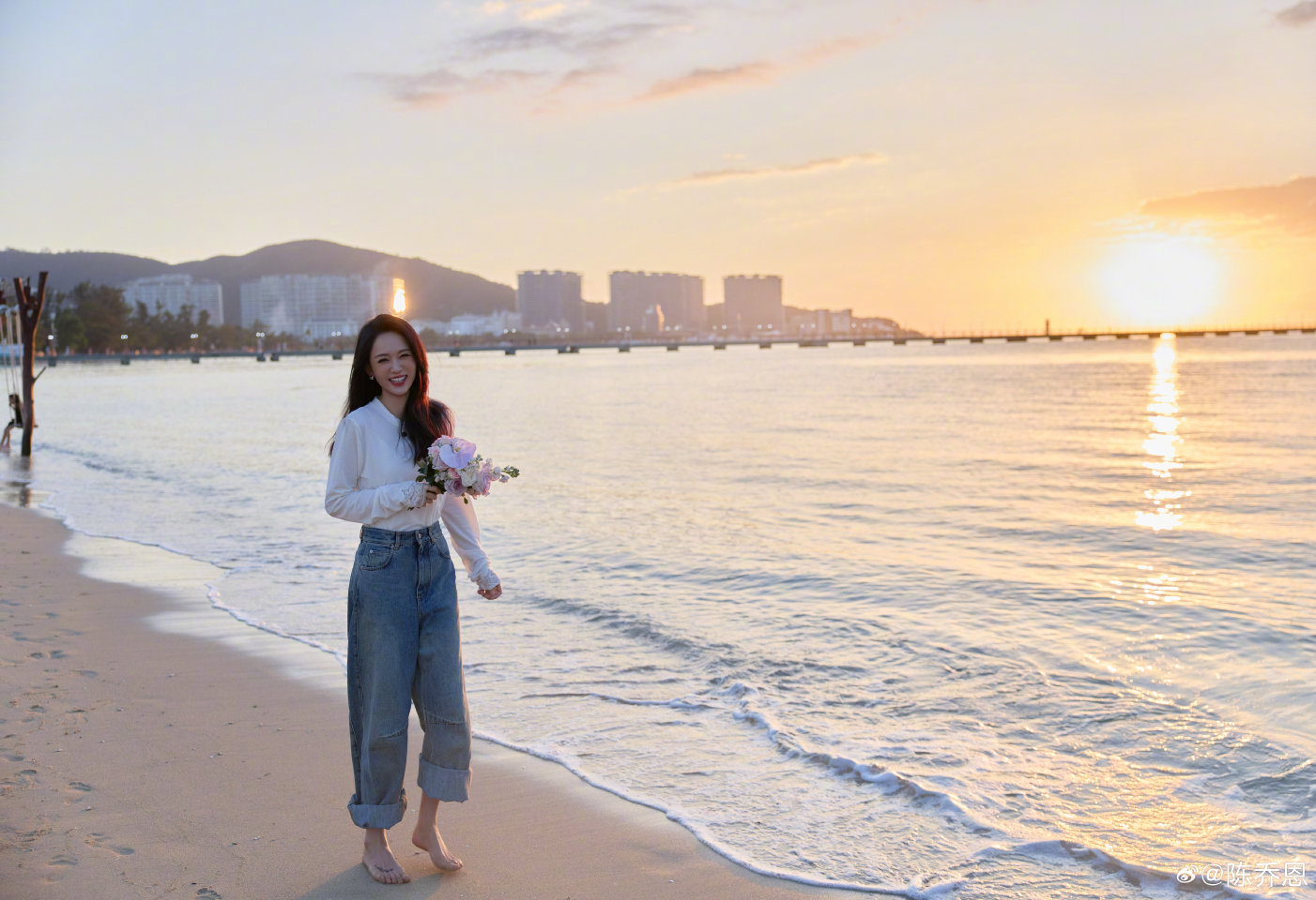 陈乔恩海边度假晒美照！光脚荡秋千老公掌镜拍，欣赏自己说瘦就瘦