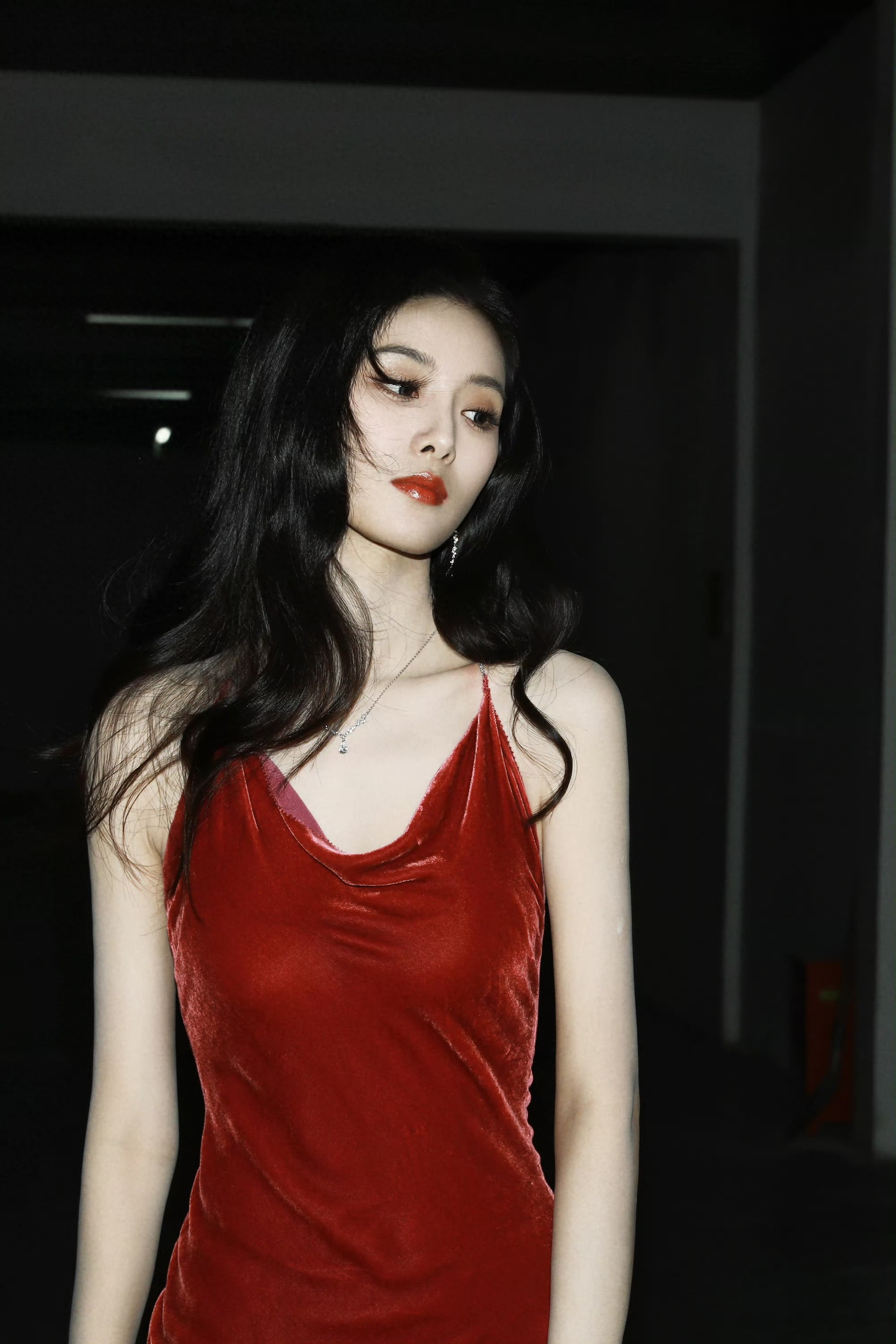 徐艺洋红丝绒裙冷艳撩人,棕调贝雷帽化身秋日甜妹