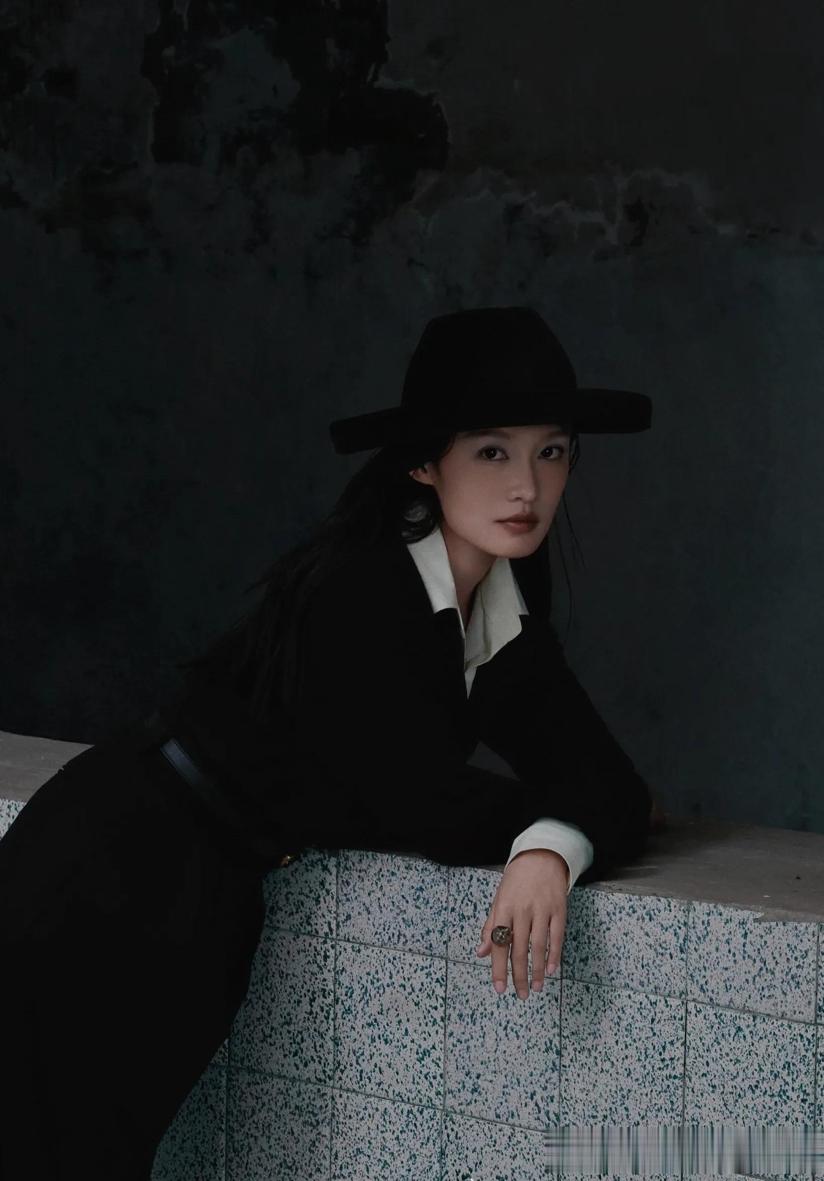 李沁最新杂志大片，湿发红唇气场全开，最后一张美到我心坎上了