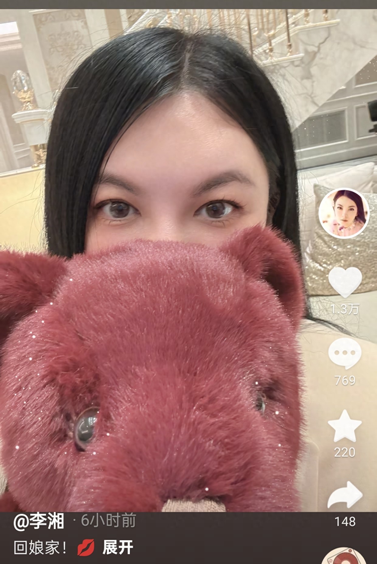 李湘回湖南娘家!父母住大别墅,客厅堆满鲜花,她却不敢露全脸