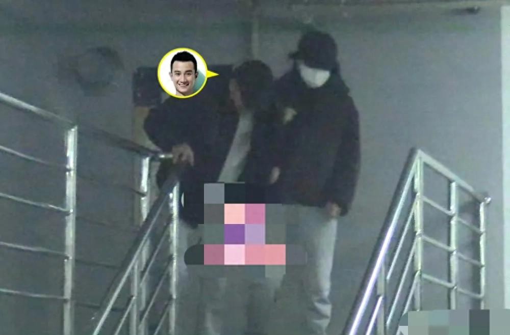 文章带女朋友与妈妈相聚，他步履蹒跚，一脸痛苦，走路需要搀扶着