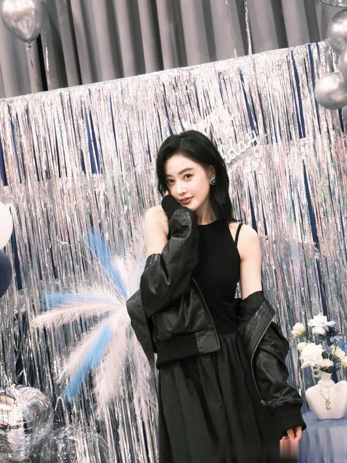 张天爱换了齐肩卷发真惊艳！穿短皮衣+小黑裙，时髦又洋气！