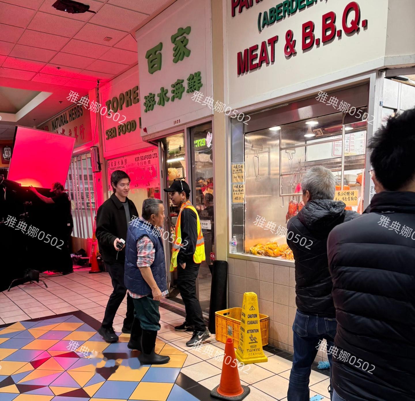 温哥华偶遇曾志伟，72岁的他红光满面状态好，站在人群里好小一只