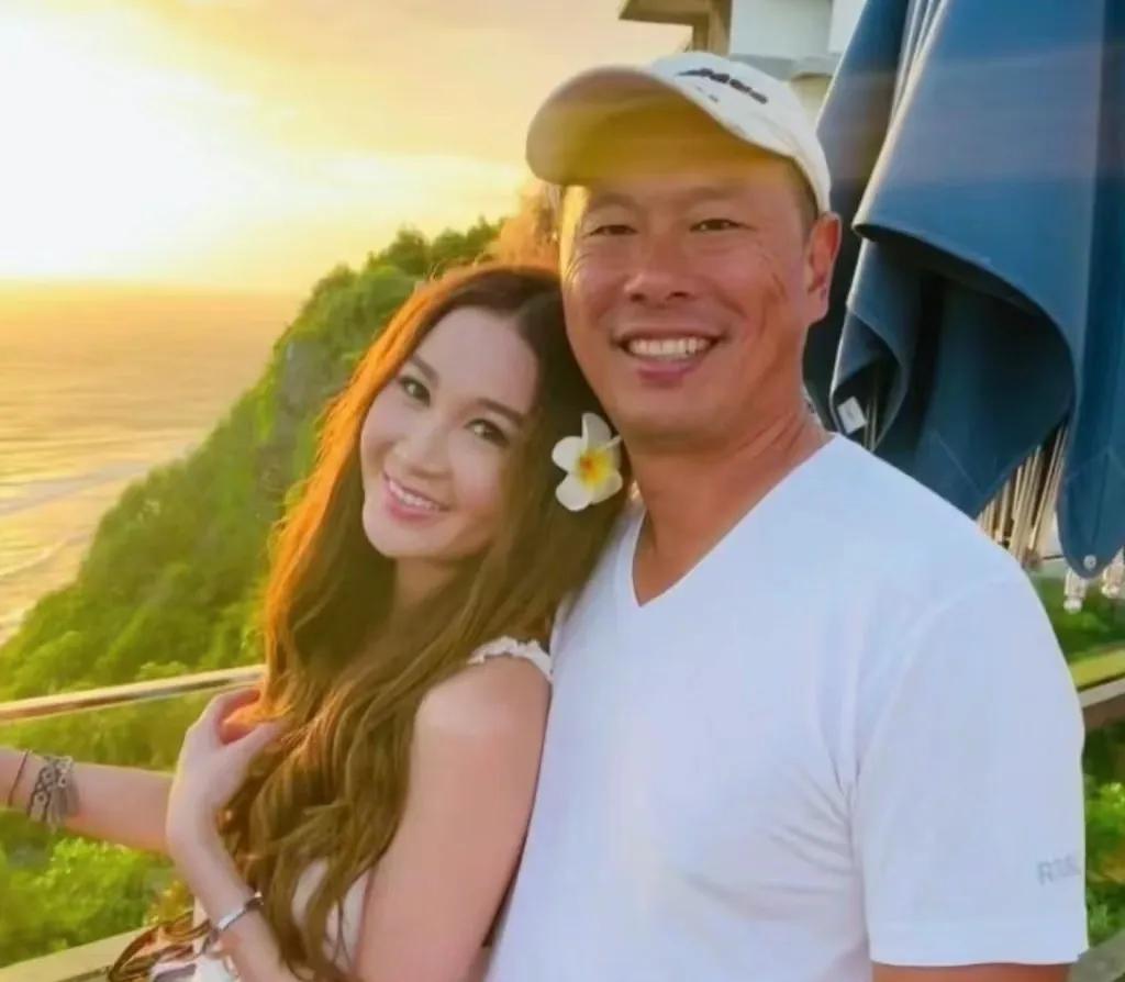 温碧霞和老公出街，天气冷还穿着露胳膊的衣服，发型也是一成不变