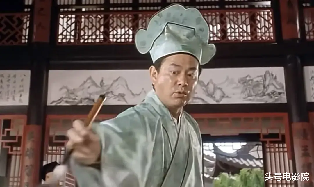 75岁谭咏麟私下视频流出,信息量大!陈百祥左拥右抱,衣服引热议