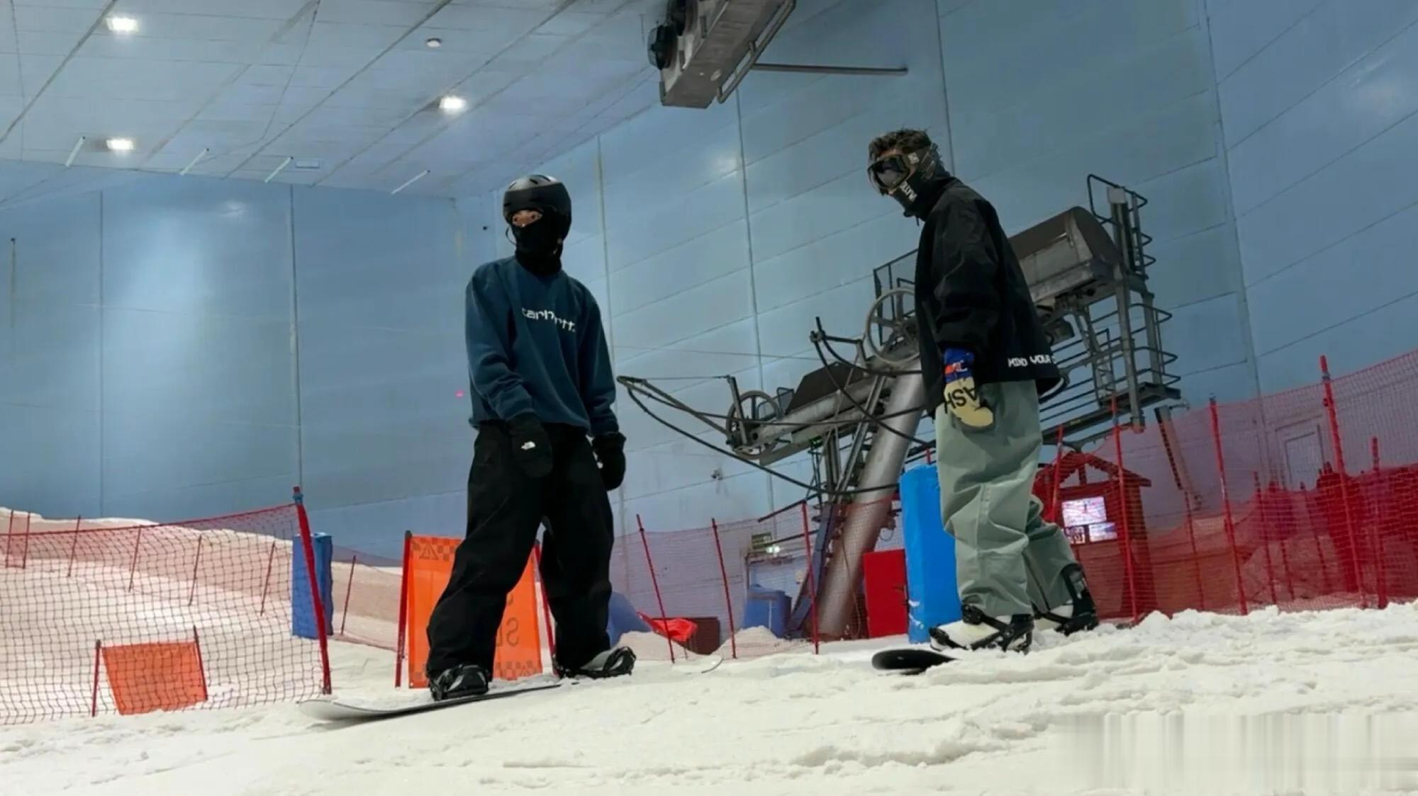 偶遇谢霆锋和儿子逛商场，似为Lucas上大学置办东西，父子俩很像