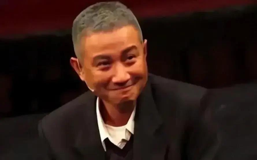 马伊琍山西拍戏被偶遇！皮松肉垮脸颊发腮，一头羊毛卷土到认不出