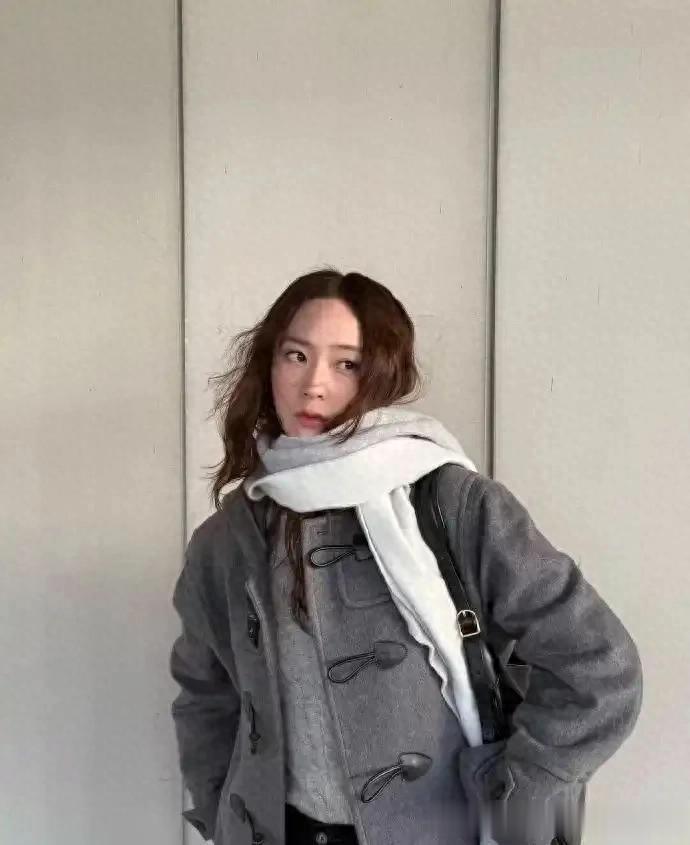 郑秀晶带火灰色“老钱风”，灰色羊角扣大衣搭针织衫，时髦又高级