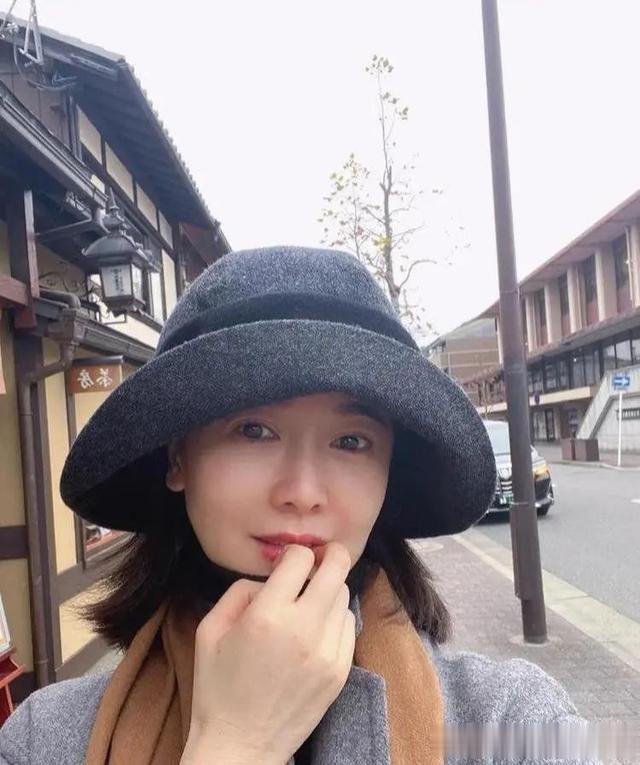 48岁左小青现状:现身香港,素颜皮肤嫩到发光,如今单身不谈恋爱