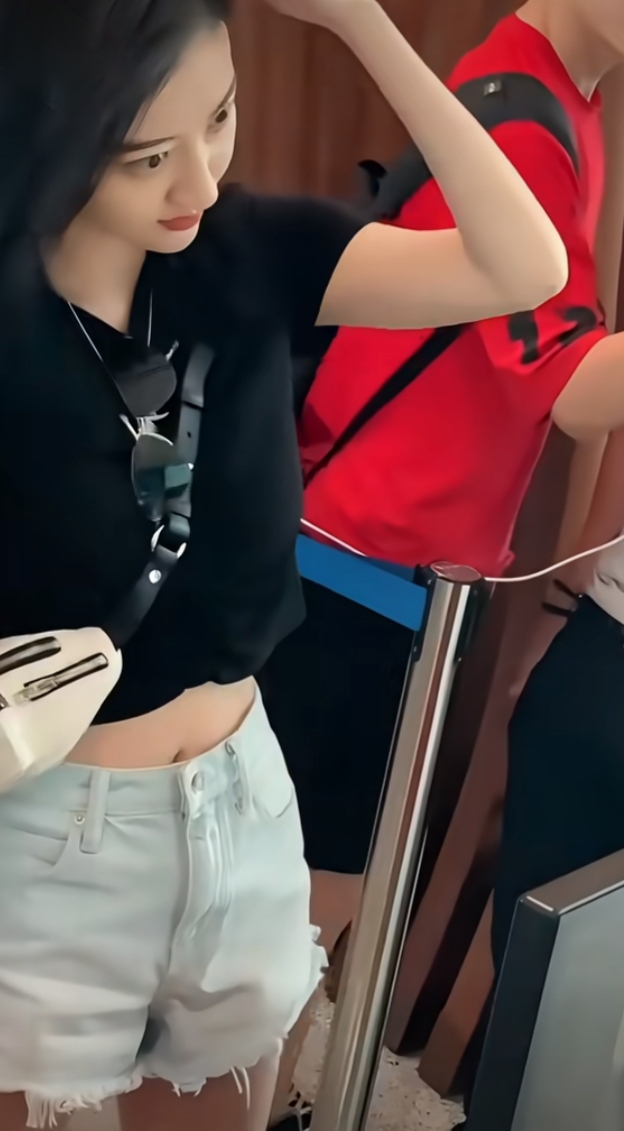 景甜现身机场，黑T配短裤长发披肩，温柔又漂亮