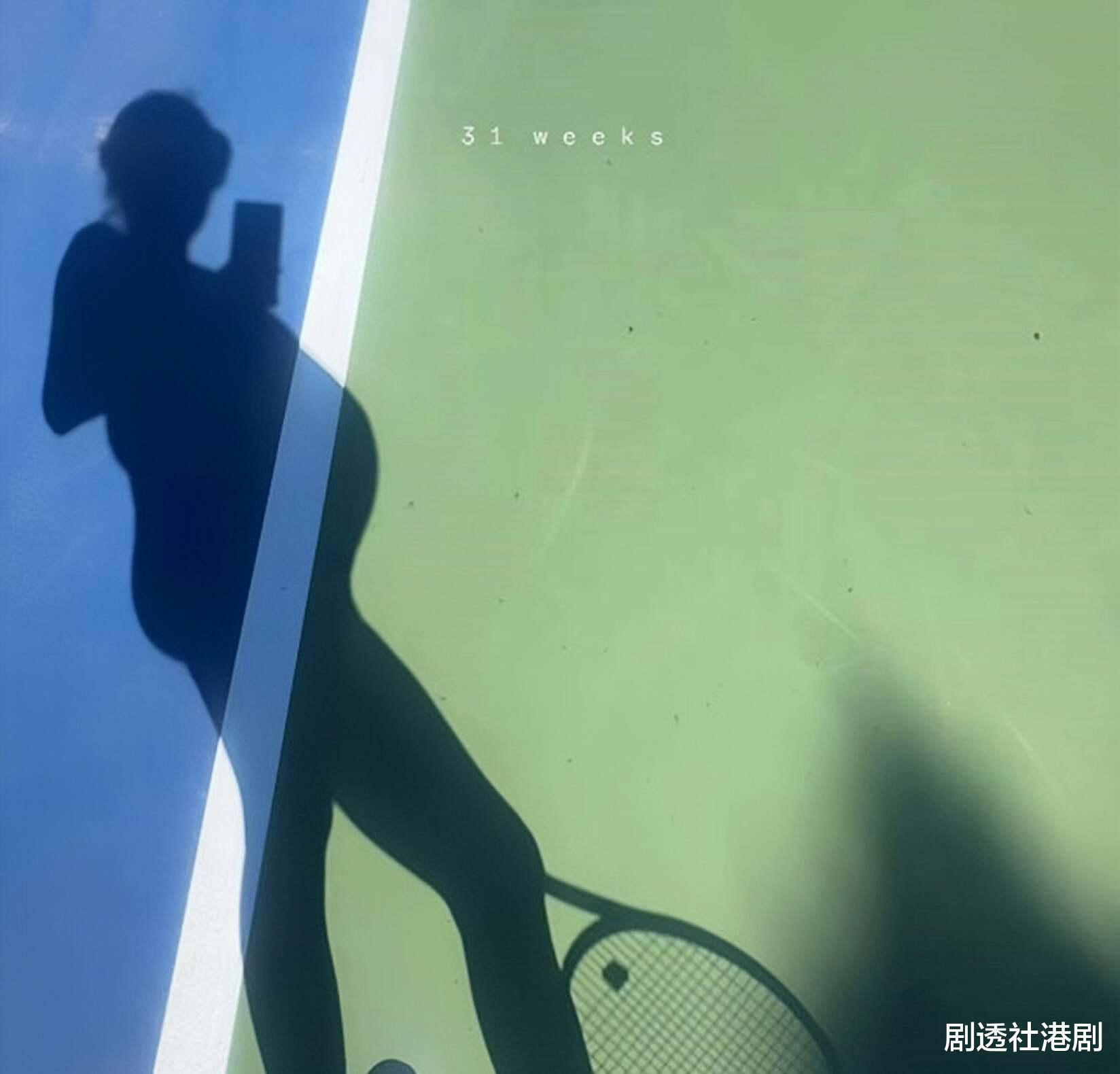 香港知名女星再度怀孕，挺八个月孕肚打网球，疑和外籍男友秘密结婚