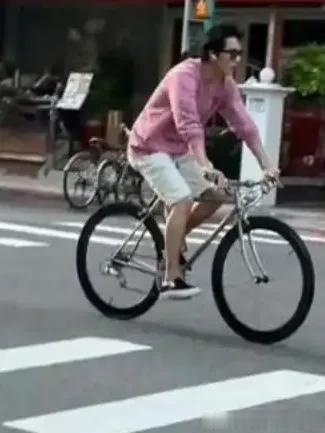 许玮甯与邱泽骑单车好养眼！穿格纹衬衫高扎马尾，好靓丽